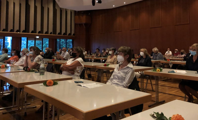 Historisch: Die geladenen G&auml;ste sa&szlig;en pandemiebedingt mit medizinischer Maske an Einzeltischen