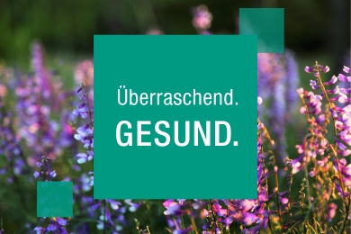 Blumenfeld mit &Uuml;berraschend. Gesund. Claim