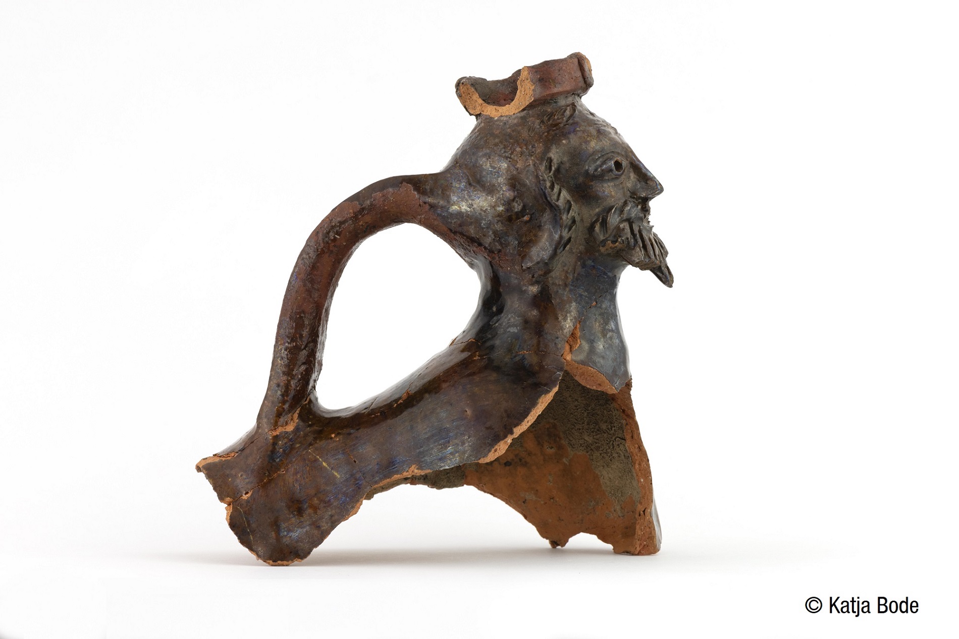 Das glasierte Aquamanile aus dem sp&auml;ten 13. Jahrhundert stellt den Kentauren Cheiron aus der griechischen Sagenwelt dar (Foto: Katja Bode)