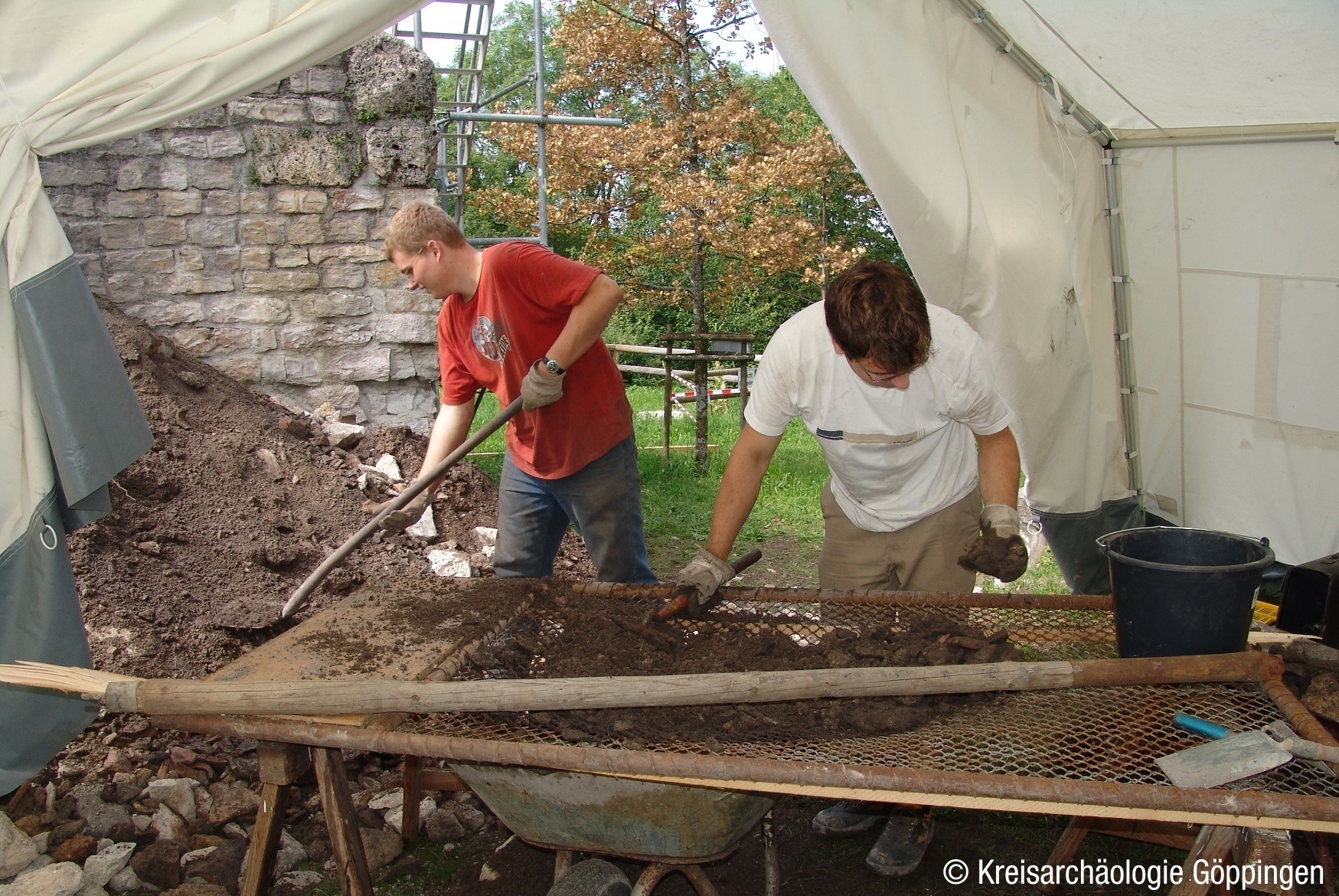 Mit Hilfe einer Siebanlage werden auch die kleinsten Fundobjekte aus dem Aushub geborgen (Foto: Kreisarch&auml;ologie G&ouml;ppingen)