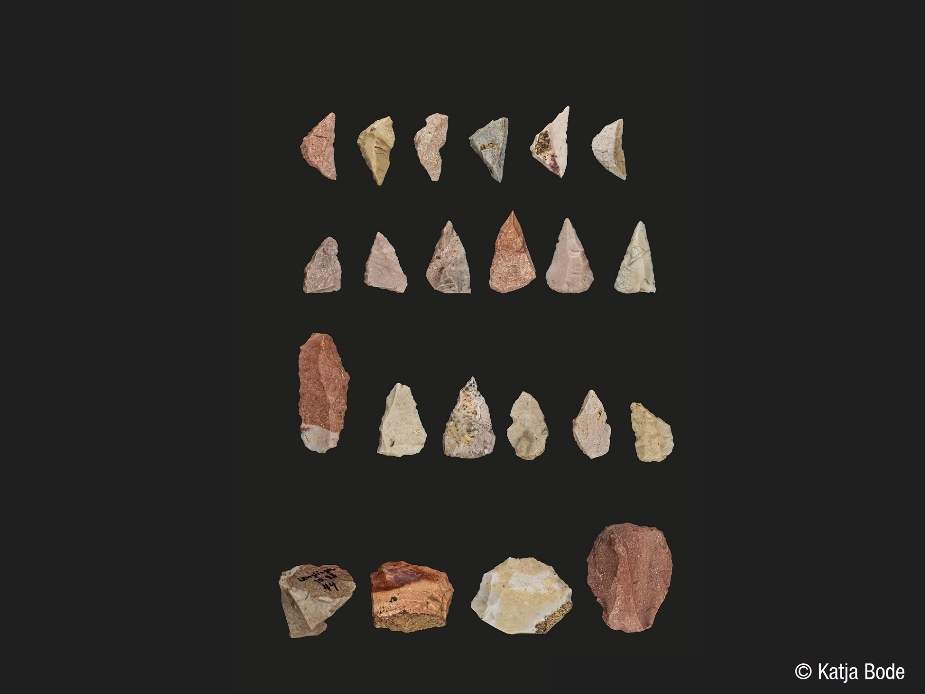 Nahe des G&ouml;ppinger Ortsteils Lenglingen in einem mittelsteinzeitlichen Jagdlager gefundene, winzig kleine Geschossspitzen, Kratzer und Klingen aus Hornstein (Foto: Katja Bode)