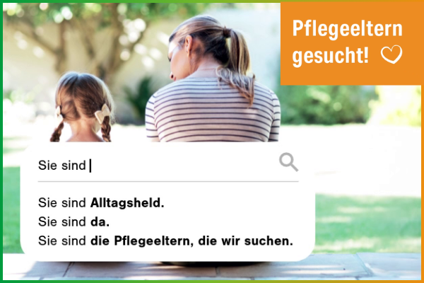 Eine Frau und ein M&auml;dchen sitzen auf einer Bank in einem Park, Text: Pflegeeltern gesucht, Aufruf: Sie sind Alltagsheld. Sie sind da. Sie sind die Pflegeeltern, die wir suchen.