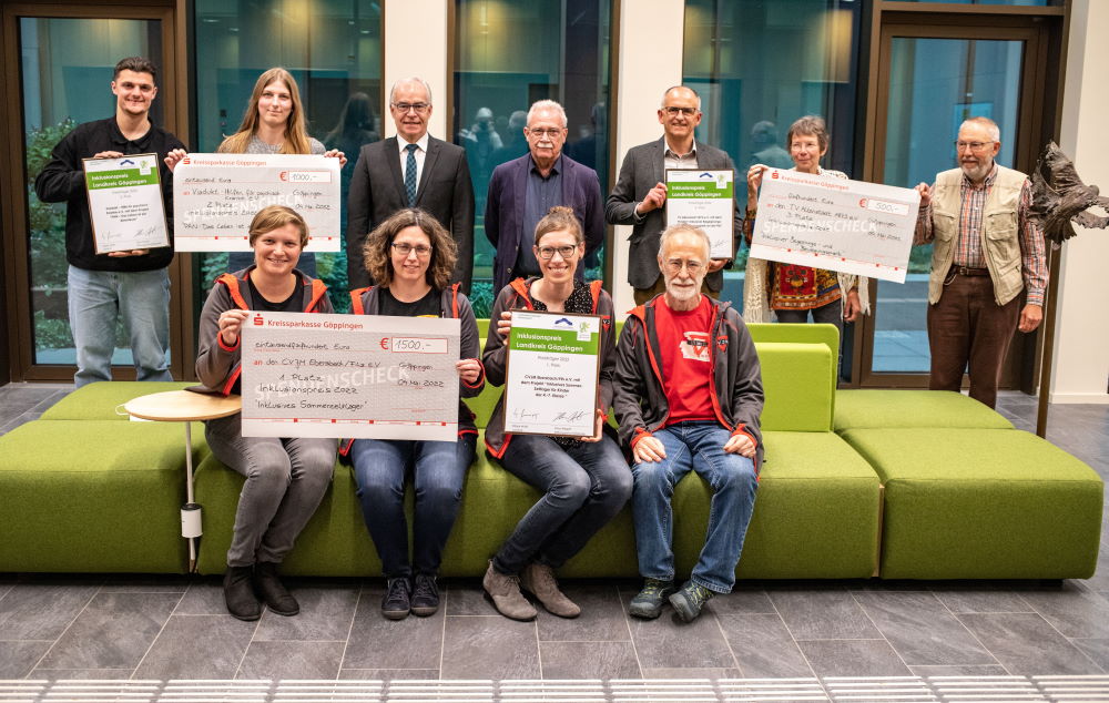 Gruppenbild, Preistr&auml;ger des Inklusionspreises 2022 mit Urkunden und symbolischen Schecks