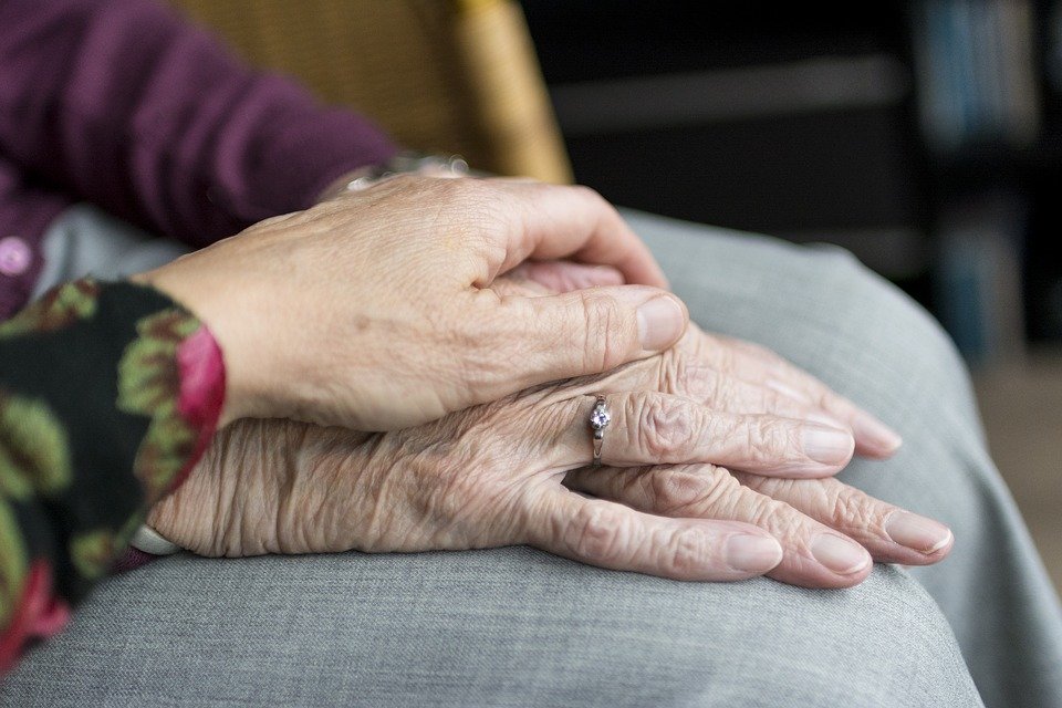 Hand einer jungen Frau liegt auf der Hand einer alten Frau (Bildquelle: Pixabay)