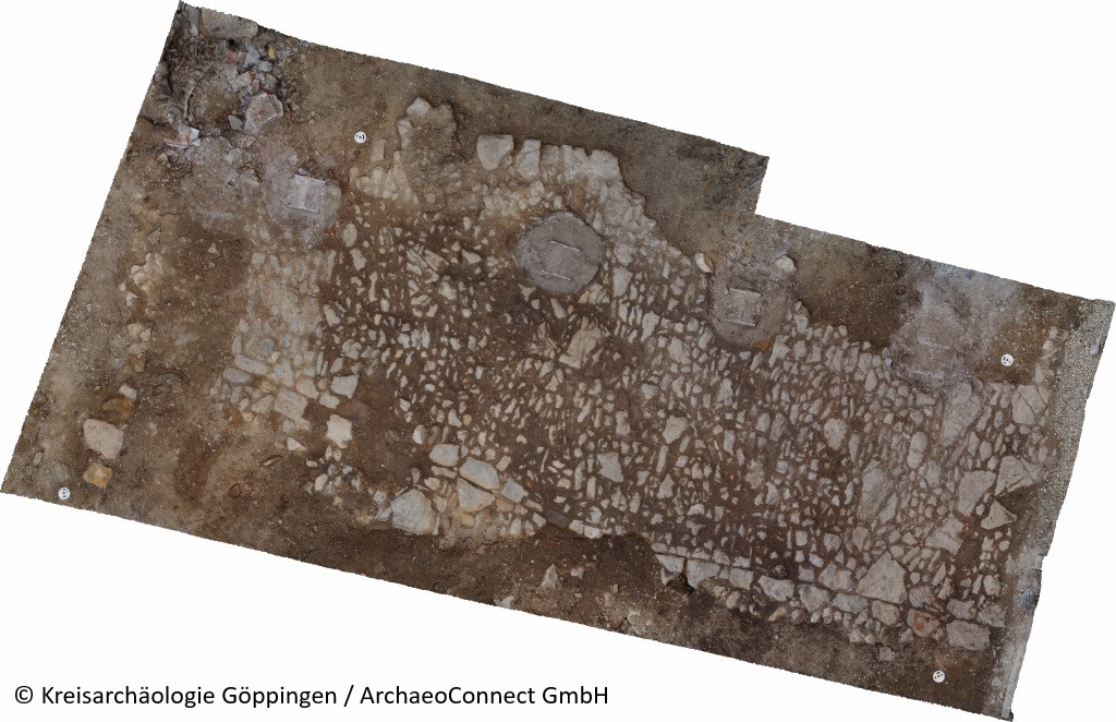 Gepflasterte Gasse aus der der Zeit vor dem zweiten Stadtbrand von 1782 (Foto: Kreisarch&auml;ologie G&ouml;ppingen / ArchaeoConnect GmbH)