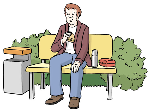 Eine Person sitzt auf einer Bank und macht eine Pause mit Essen und Trinken
