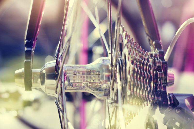 Ein Schloss spiegelt sich in einem Fahrrad