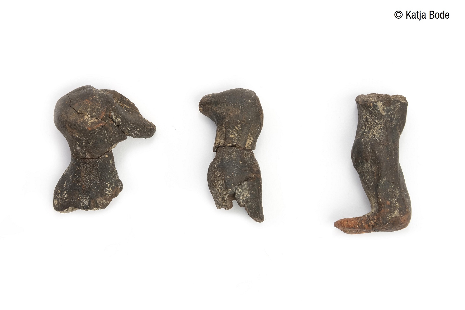 Tönerne Figur in Menschengestalt mit kultischer Funktion aus den Abfallgruben einer Siedlung der frühkeltischen Hallstattzeit bei Geislingen an der Steige (Foto: Katja Bode) Tönerne Figur in Menschengestalt mit kultischer Funktion aus den Abfallgruben einer Siedlung der frühkeltischen Hallstattzeit bei Geislingen an der Steige (Foto: Katja Bode)