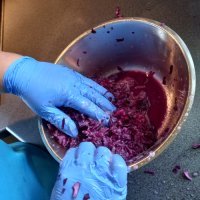 Ausgetretener Saft nach dem Kneten von Rotkohl in der Sch&uuml;ssel