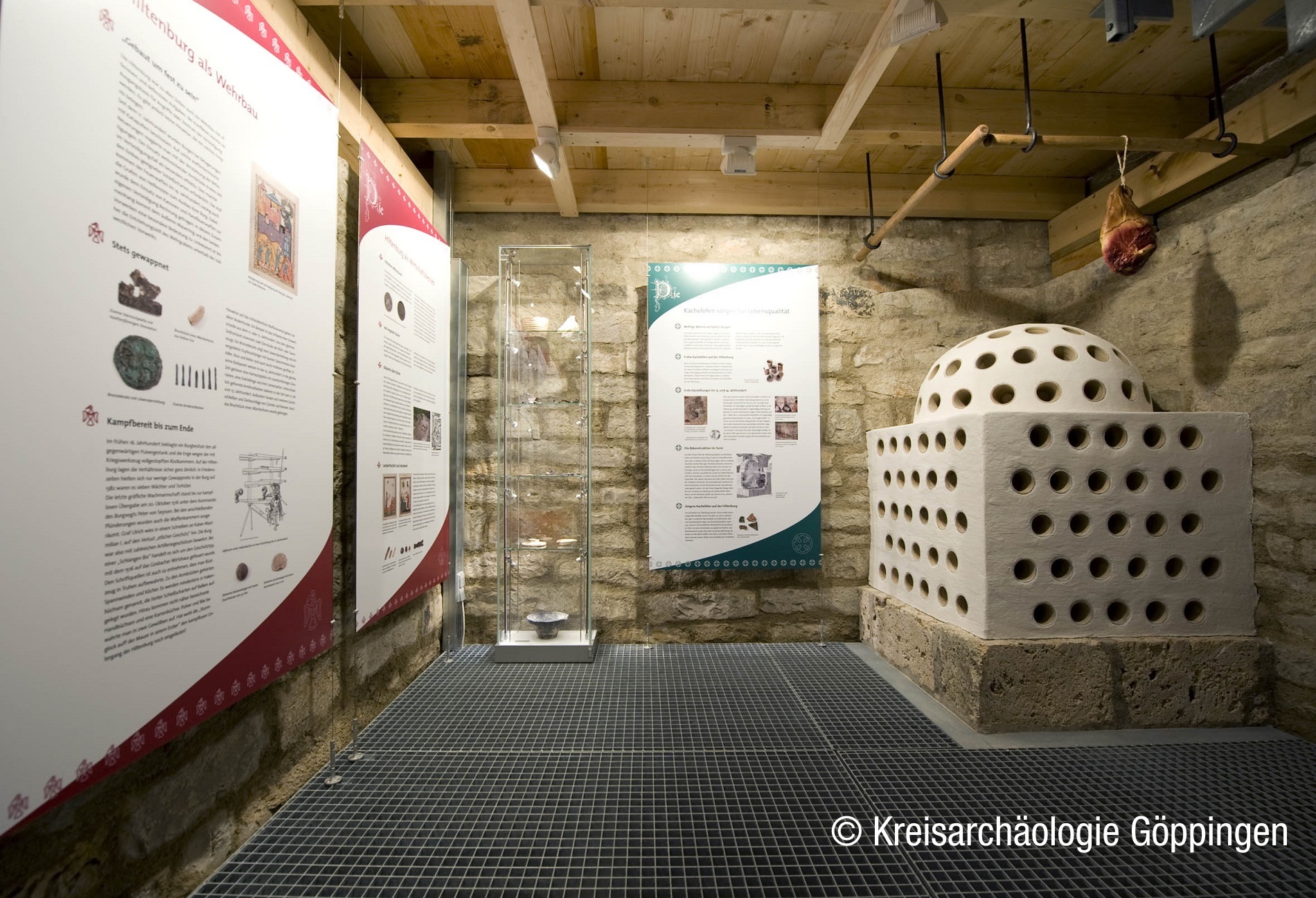 Ausstellung im Turm mit Rekonstruktion eines Kachelofens aus dem fr&uuml;hen 13. Jahrhundert (Foto: Kreisarch&auml;ologie G&ouml;ppingen)
