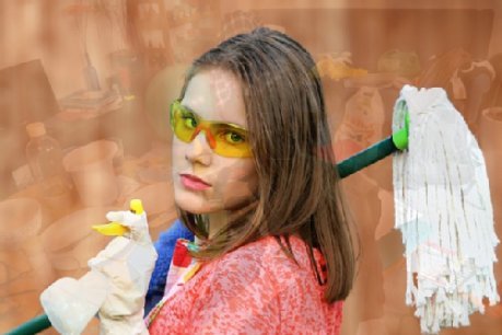 Junge Frau mit Putzuntensilien und cooler Brille
