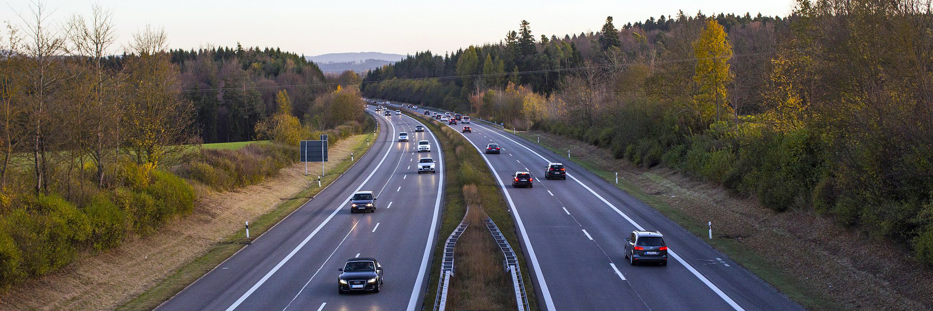 Verkehr auf einer Bundesstra&szlig;e