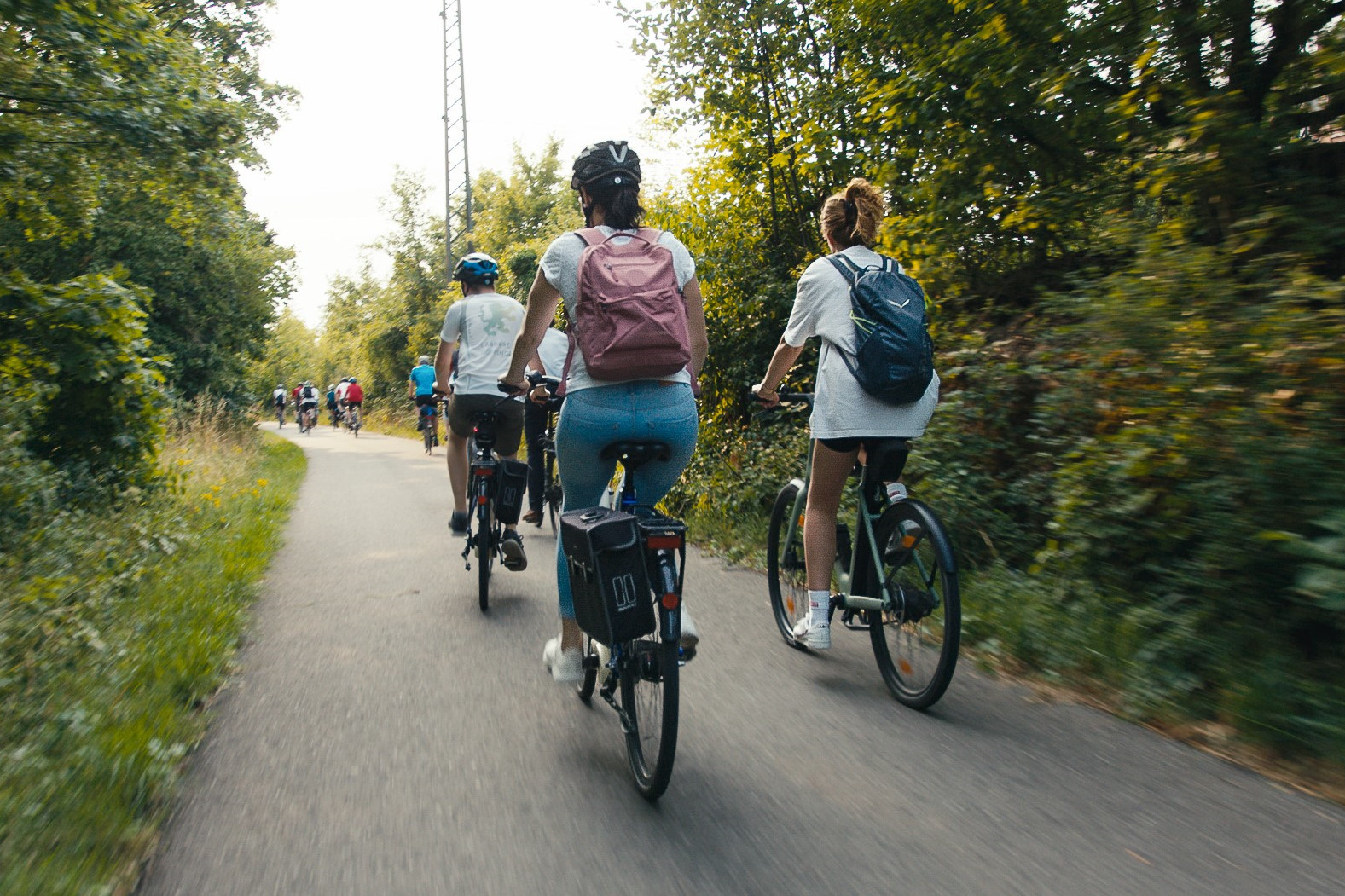 Radfahrende auf einem Radweg