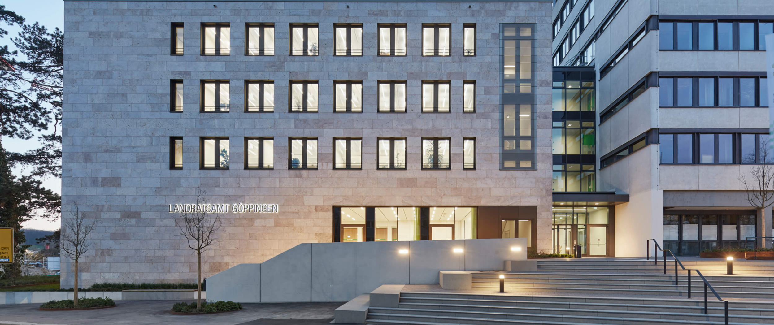 Landratsamt, Erweiterungsbau, Ansicht von der Locher Stra&szlig;e