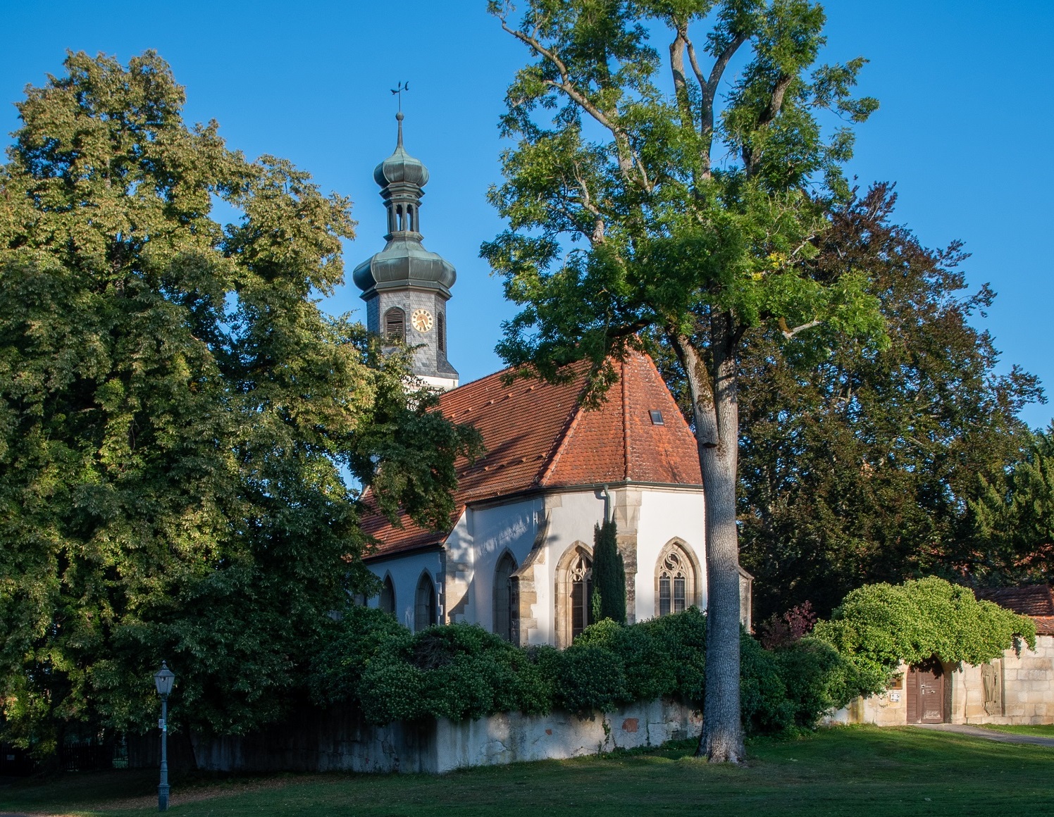 Die sp&auml;tgotische Ulrichskapelle des Klosters Adelberg, erbaut Anfang des 16. Jahrhunderts. Die gro&szlig;e Klosterkirche wurde 1525 im Bauernkrieg zerst&ouml;rt und nach der Reformation vollends abgebrochen (Foto: Berthold H&auml;nssler)