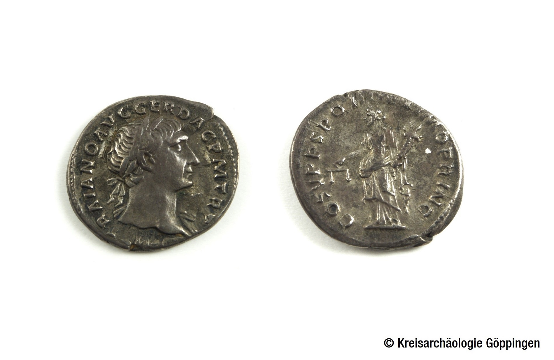Silberdenar des Kaisers Trajan, geprägt 107-108 n. Chr. Vorderseite: Kopf des Trajan, Rückseite: Justitia (Aequitas), Waage und Füllhorn haltend (Fd Silberdenar des Kaisers Trajan, geprägt 107-108 n. Chr. Vorderseite: Kopf des Trajan, Rückseite: Justitia (Aequitas), Waage und Füllhorn haltend (Foto: Kreisarchäologie Göppingen)
