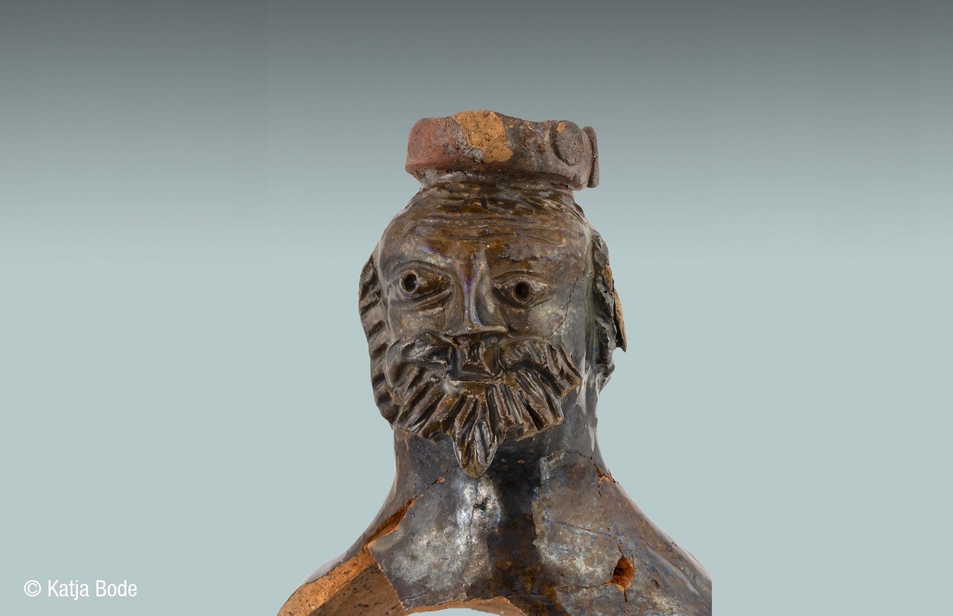 Frontalansicht des in der G&ouml;ppinger Marktstra&szlig;e gefundenen Aquamanile (Foto: Katja Bode)