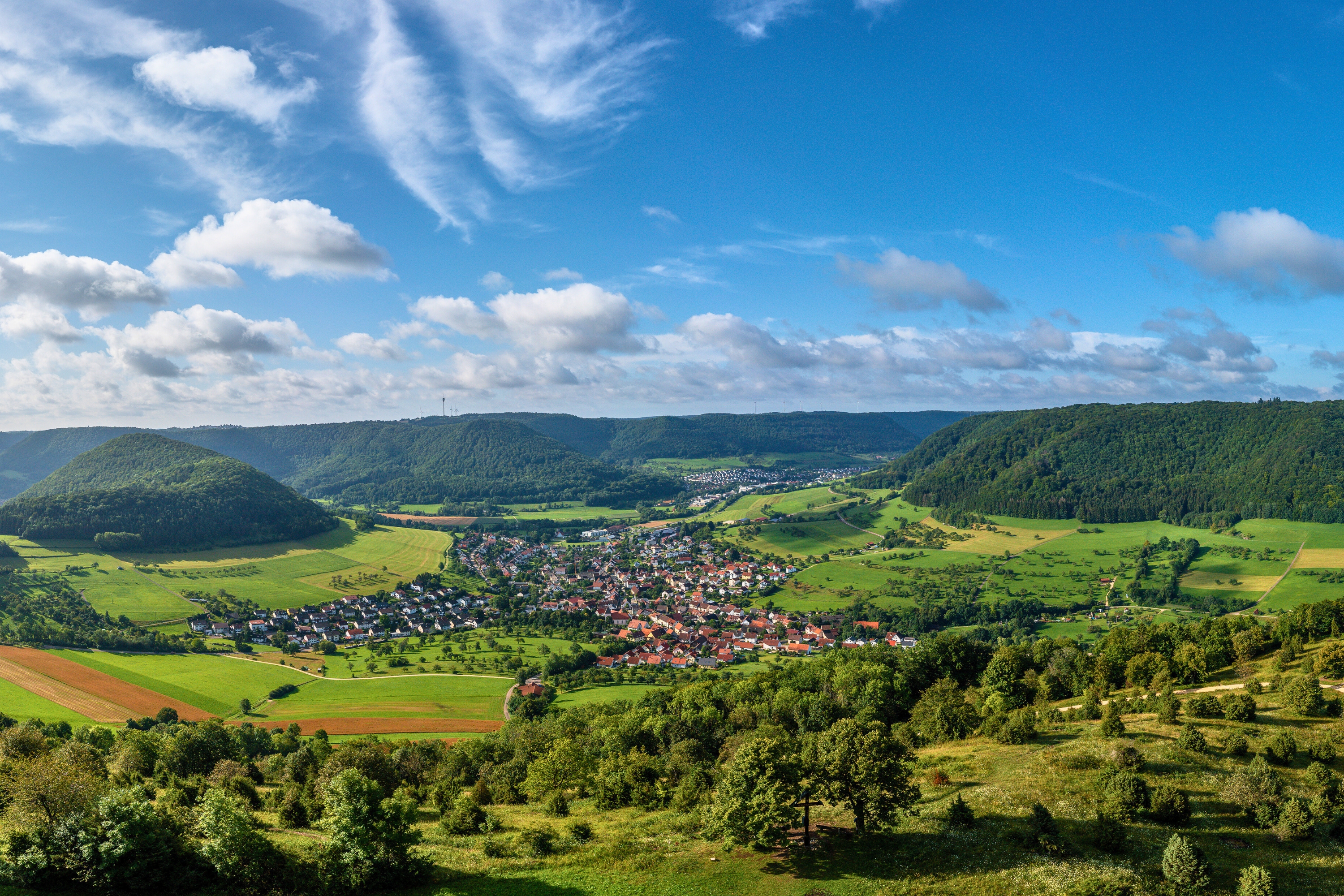 Luftbild vom oberen Filstal mit Bad-&Uuml;berkingen, Hausen und dem Weigoldsberg