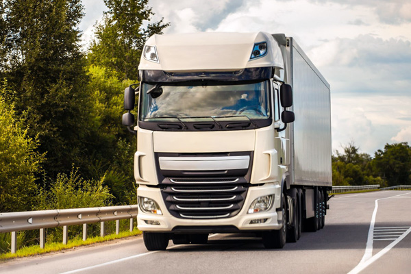 LKW f&auml;hrt auf einer Bundesstra&szlig;e