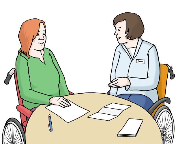 Zwei Personen im Rollstuhl sitzen an einem Tisch und f&uuml;hren ein Gespr&auml;ch.