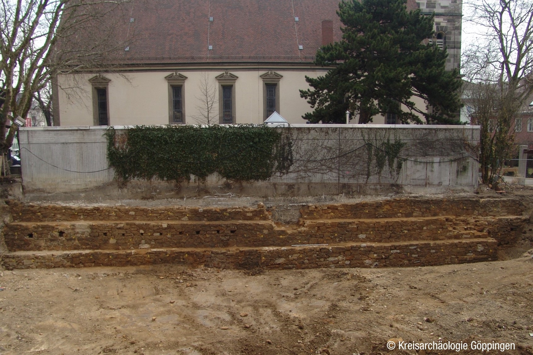 Contre-Escarpe-Mauer vor der Stadtkirche (Foto: Kreisarchäologie Göppingen) Contre-Escarpe-Mauer vor der Stadtkirche (Foto: Kreisarchäologie Göppingen)