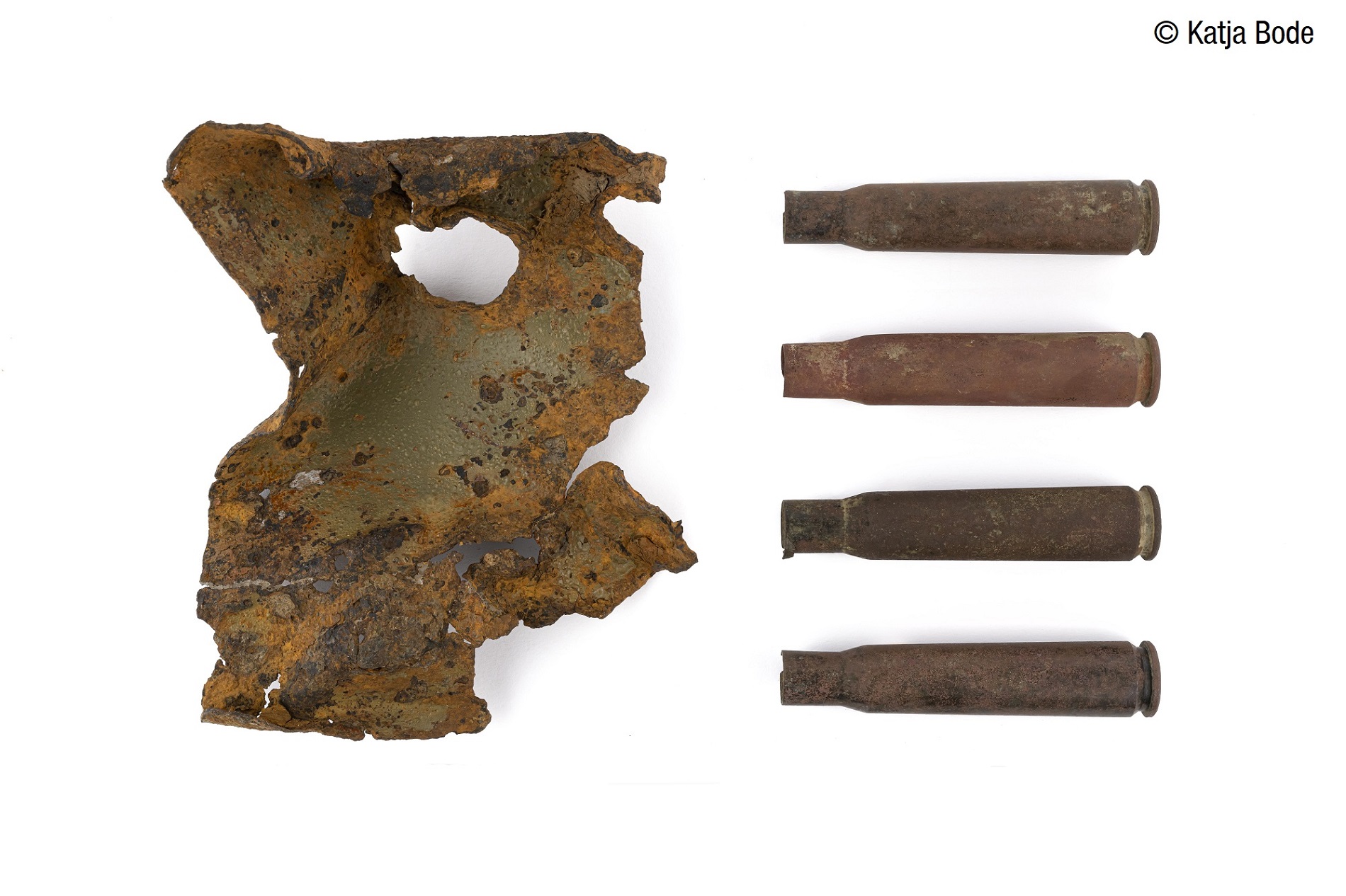 Das Fragment vom Rumpf mit olivfarbenem Tarnanstrich und die Patronenh&uuml;lsen einer Bordkanone stammen von der 1943 durch einen deutschen Nachtj&auml;ger angeschossenen Boeing B-17 Flying Fortress &bdquo;Wenatchee Special&ldquo; des amerikanischen Bombergeschwaders 388 (Foto: Katja Bode)