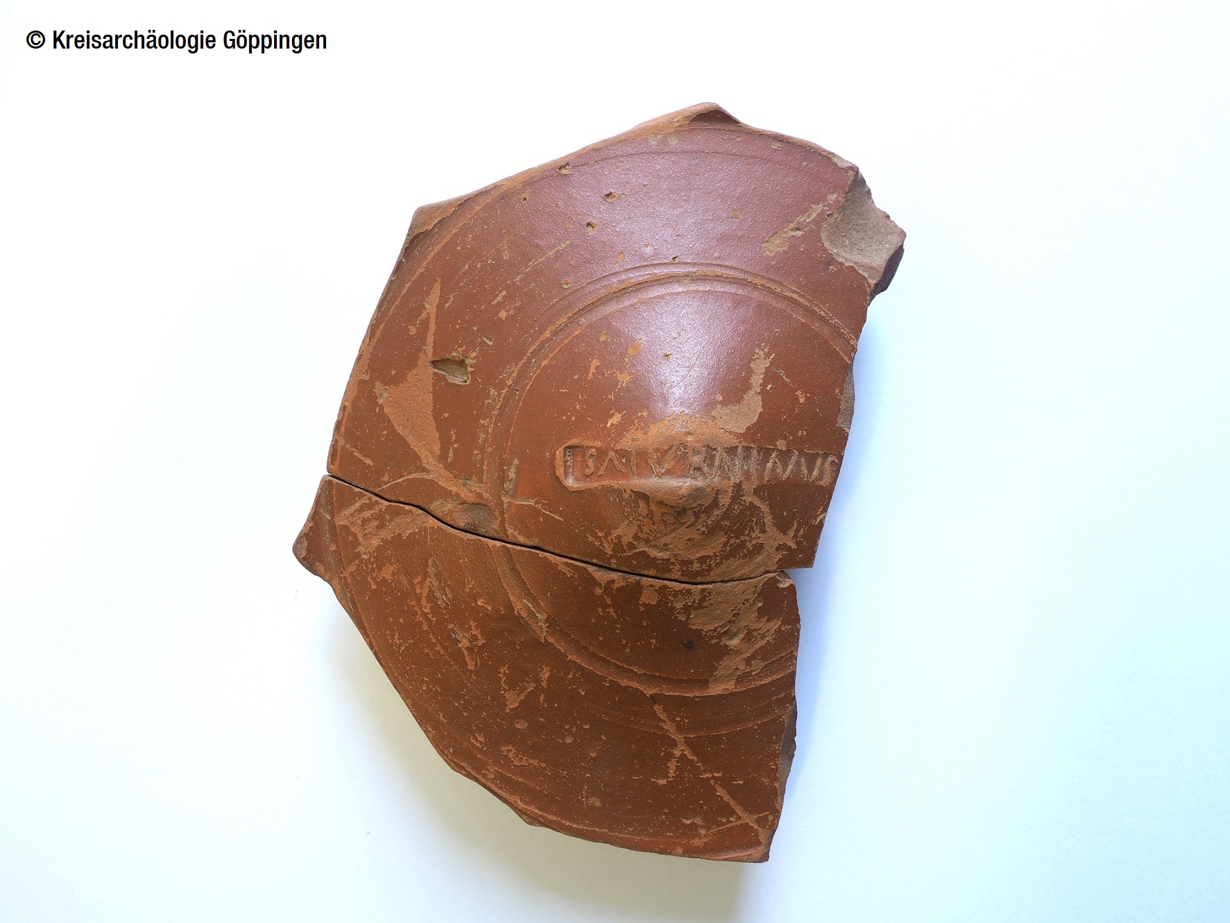 Bodenstück einer römischen Bilderschüssel vom Standort einer Villa Rustica bei Hattenhofen. Herstellerstempel SATURNINUS, Produktionsort in Ostgallien, 2. Hälfte 2. Jh. n. Chr. (Foto: Kreisarchäologie Göppingen) Bodenstück einer römischen Bilderschüssel vom Standort einer Villa Rustica bei Hattenhofen. Herstellerstempel SATURNINUS, Produktionsort in Ostgallien, 2. Hälfte 2. Jh. n. Chr. (Foto: Kreisarchäologie Göppingen)