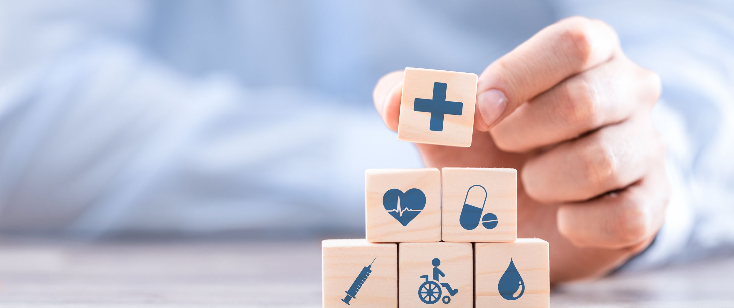 Pyramide aus W&uuml;rfeln mit Piktogrammen zu Gesundheitsthemen