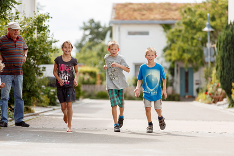 Kinder auf der Stra&szlig;e (Bildrechte: Landratsamt G&ouml;ppingen)