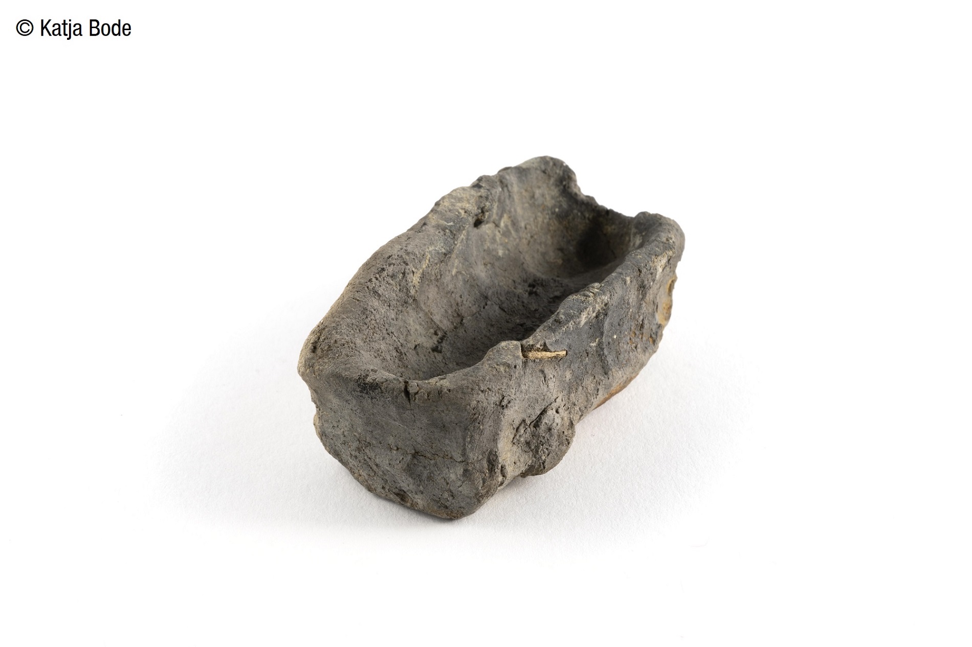 Das von einem Kind geformte W&auml;nnchen aus Ton ist ein au&szlig;ergew&ouml;hnliches Fundobjekt (Foto: Katja Bode)