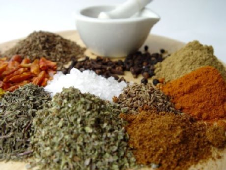 verschiedene Gew&uuml;rze liegen auf einem Tisch 