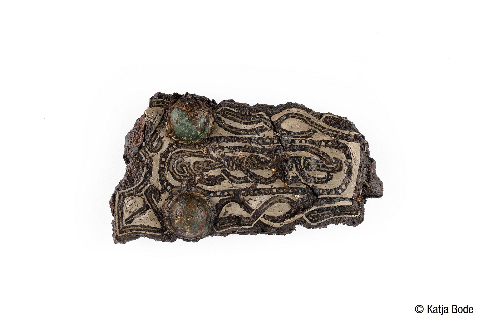 Eiserner Beschlag einer Gürtelschließe aus Donzdorf mit Silbereinlagen, Messingnieten und Verzierungen im germanischen Tierstil (Foto: Katja Bode) Eiserner Beschlag einer Gürtelschließe aus Donzdorf mit Silbereinlagen, Messingnieten und Verzierungen im germanischen Tierstil (Foto: Katja Bode)