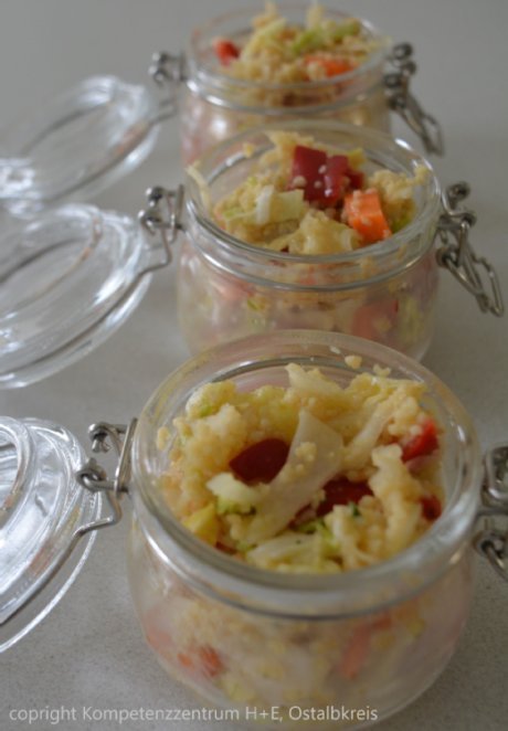 vorbereiteter Cousous-Salat im Glas