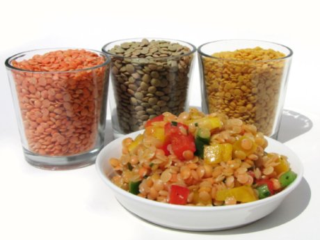 Linsensalat aus verschiedenfarbigen Linsen