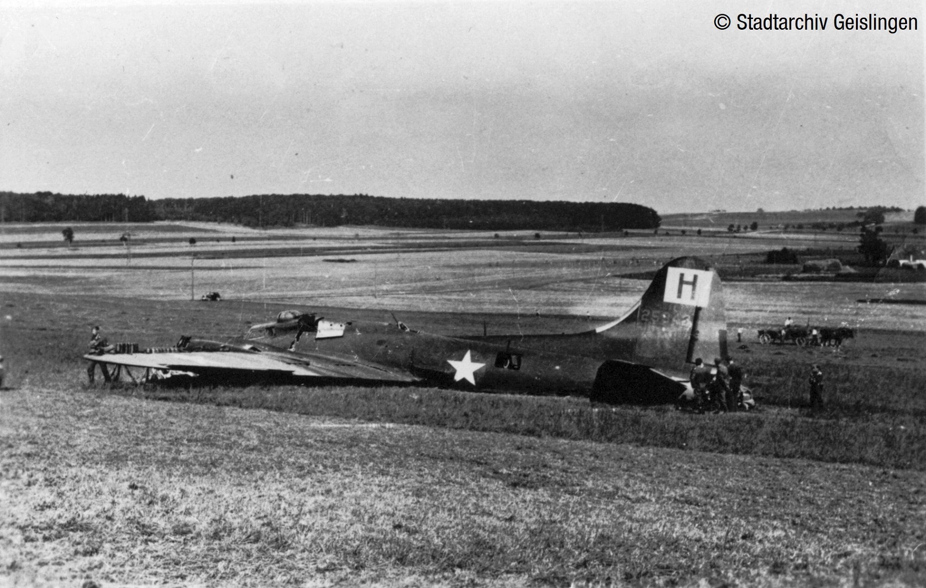 Aufnahme vom Wrack der in Brand geschossenen Boeing B-17 Flying Fortress &bdquo;Wenatchee Special&ldquo; unmittelbar nach der Bruchlandung bei Weiler ob Helfenstein (Foto: Stadtarchiv Geislingen)