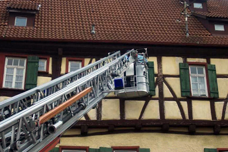 Anleiter&uuml;bung mit der Drehleiter der Feuerwehr an einem Wohnhaus 