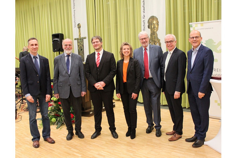 Die Preistr&auml;ger 2023 mit Vertretern der Stauferstiftung, v. l. n. r.: Kreisarchivar Dr. Stefan Lang, Prof. Dr. Werner Maleczek, Dr. Vedran Sulovsky, Dr. Jennifer Oevermann, Prof. Dr. Ferdinand Opll, Landrat Edgar Wolff, Dr. Hariolf Teufel (Kreissparkasse G&ouml;ppingen)