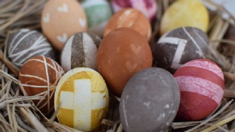 Bunt gef&auml;rbte Ostereier mit Muster, in einem Korb