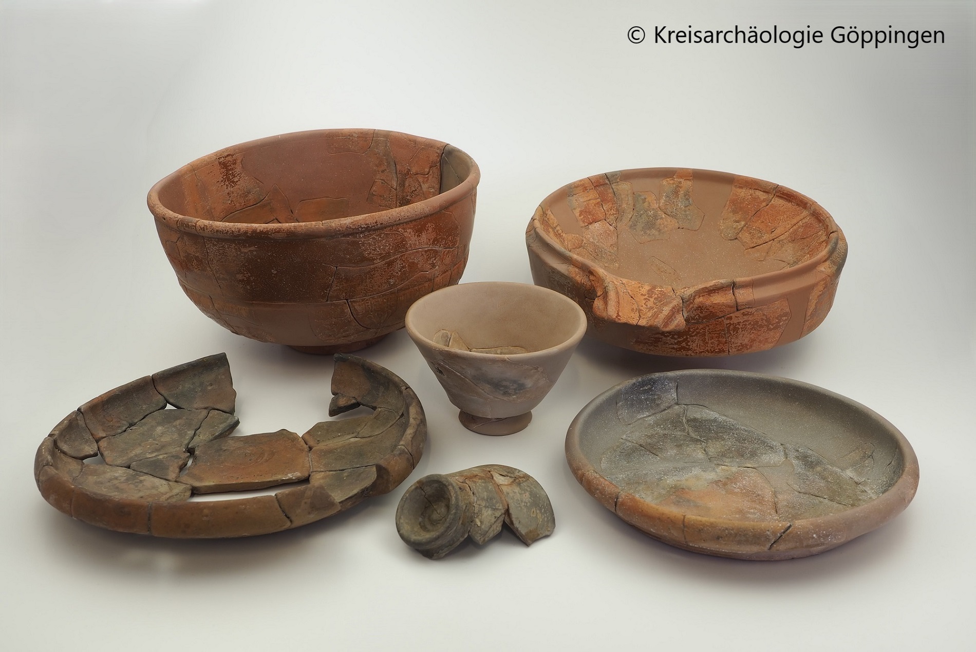 Reiche Keramikfunde aus einem Brandgrab der Zeit um 200 n. Chr. auf der Schonterhöhe bei Deggingen (Foto: Kreisarchäologie Göppingen) Reiche Keramikfunde aus einem Brandgrab der Zeit um 200 n. Chr. auf der Schonterhöhe bei Deggingen (Foto: Kreisarchäologie Göppingen)