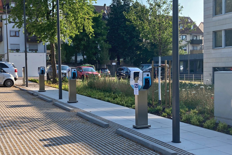 E-Lades&auml;ulen auf dem Parkplatz des Landratsamts hinter dem Hauptgeb&auml;ude