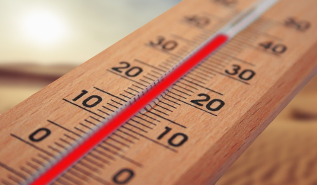 Thermometer, das eine Temperatur &uuml;ber 35&deg;C anzeigt