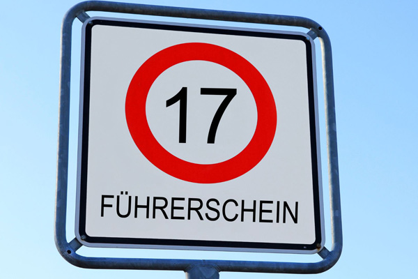 Schild mit der Aufschrift: F&uuml;hrerschein 17